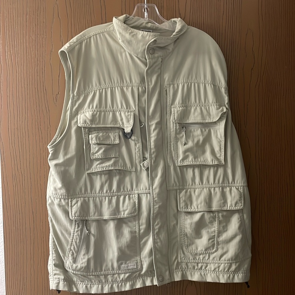 Columbia GRT Omni Dry Men's XL Zip Fishing Vest  Khaki Nylon Multi Pockets